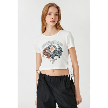 Tricou crop cu imprimeu grafic