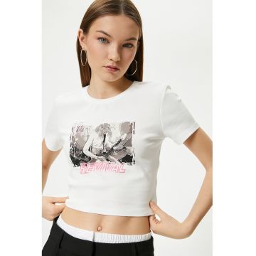 Tricou crop cu imprimeu si decolteu la baza gatului