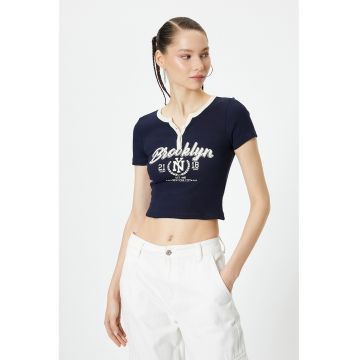 Tricou crop cu imprimeu text