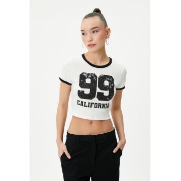 Tricou crop cu imprimeu text