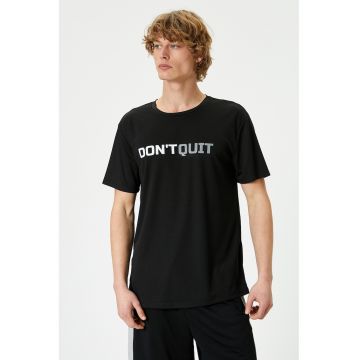 Tricou cu decolteu la baza gatului si imprimeu text