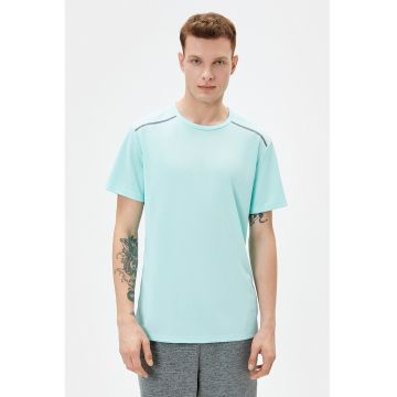 Tricou cu decolteu la baza gatului si model uni