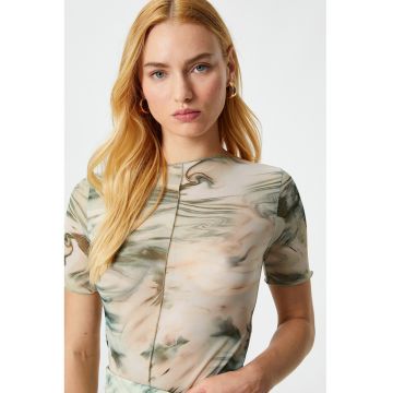 Tricou de plasa cu model abstract