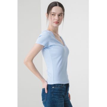 Tricou slim fit cu decolteu in V