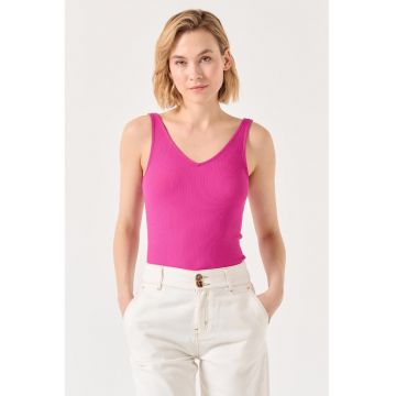 Top slim fit cu decolteu in V