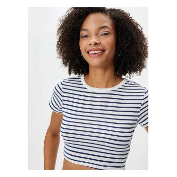 Tricou crop cu decolteu la baza gatului si model in dungi