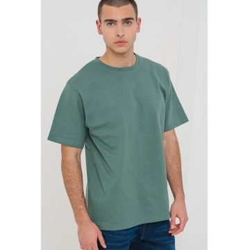 Tricou cu decolteu la baza gatului si imprimeu text