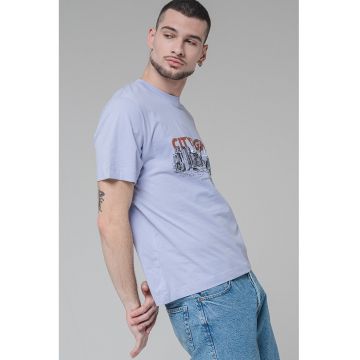 Tricou cu model grafic si decolteu la baza gatului