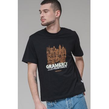 Tricou cu model grafic si decolteu la baza gatului