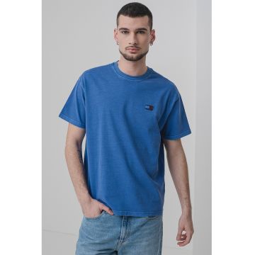 Tricou lejer cu decolteu la baza gatului