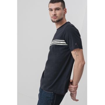 Tricou cu decolteu la baza gatului si imprimeu logo frontal