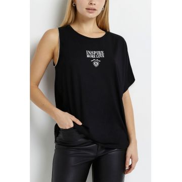 Tricou cu text si decolteu pe un umar