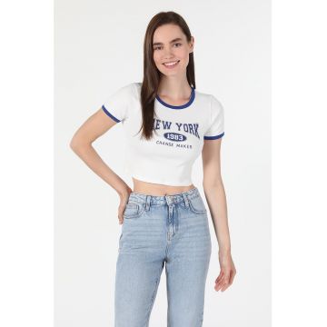 Tricou crop cu decolteu la baza gatului si imprimeu