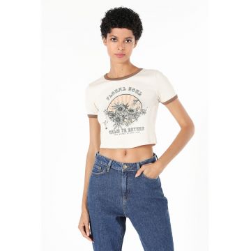 Tricou crop cu detalii contrastante