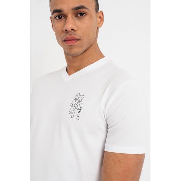 Tricou cu decolteu in V si imprimeu logo discret