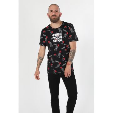 Tricou cu decolteu la baza gatului si model grafic