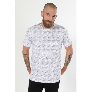 Tricou cu decolteu la baza gatului si model