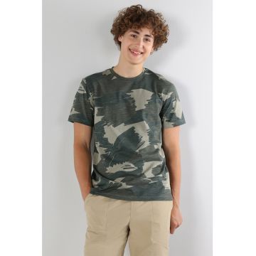 Tricou cu decolteu la baza gatului si model camuflaj