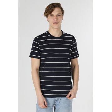 Tricou cu decolteu la baza gatului si model in dungi