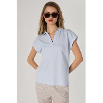 Tricou polo cu decolteu in V