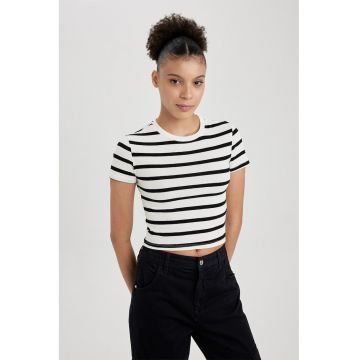 Tricou crop cu model in dungi