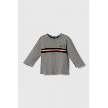 United Colors of Benetton longsleeve din bumbac pentru copii culoarea gri, cu imprimeu