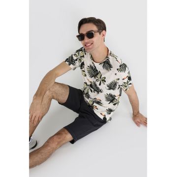 Tricou cu decolteu la baza gatului si model tropical