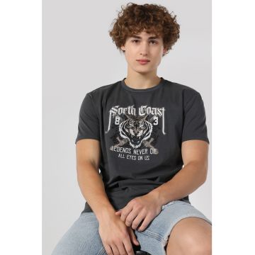 Tricou cu imprimeu si decolteu la baza gatului