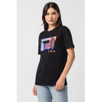 Tricou de bumbac cu decolteu la baza gatului si imprimeu