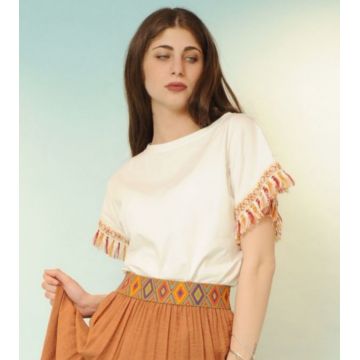 Tricou boho style, alb, cu franjuri camel la maneci, din bumbac