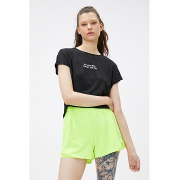 Tricou crop lejer cu imprimeu text