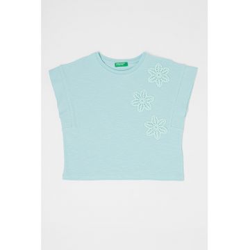 Tricou cu decolteu la baza gatului si broderii florale