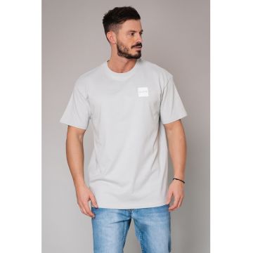 Tricou cu decolteu la baza gatului