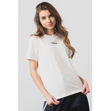 Tricou cu decolteu la baza gatului si imprimeu logo Damacia