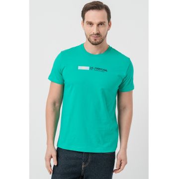 Tricou cu decolteu la baza gatului si logo