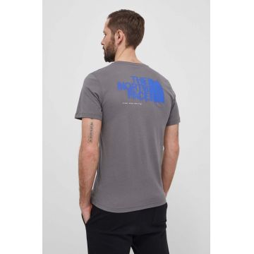 The North Face tricou din bumbac barbati, culoarea gri, cu imprimeu, NF0A87EW0UZ1