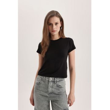 Tricou crop cu decolteu la baza gatului