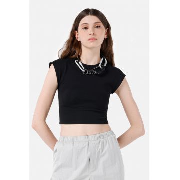 Tricou crop cu decolteu la baza gatului